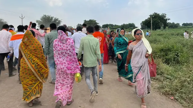 सभा संपल्यानंतरही सभास्थळाकडे जाताना लोक