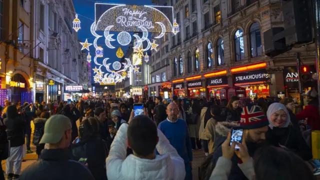Jalan Coventry di London dihias dengan ornamen Ramadan