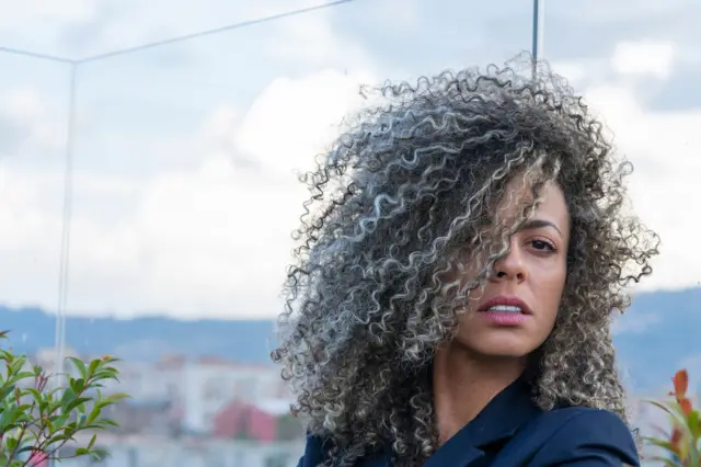 ግረይ ቀለም ፀጉሪ ዝተቐብአት ጓልኣንስተይቶ