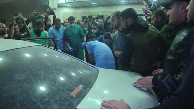 Les blessés sont amenés en voiture à l'hôpital Nasser de Khan Younis, puis placés sur des civières.nis by car and then put on stretchers