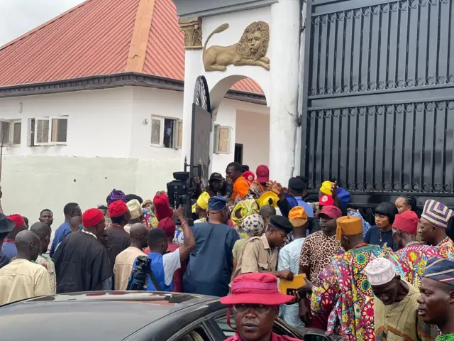 Díẹ̀ lára àwọn àwòrán bí ayẹyẹ ṣíṣí ààfin tuntun ní ìlú Ibadan ṣe ń lọ nìyí.