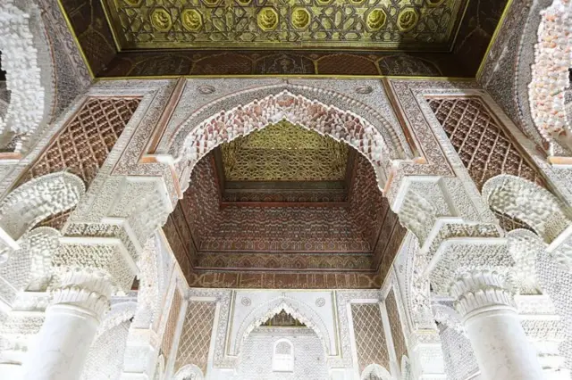 Un échantillon du plafond des étonnants tombeaux saadiens (XVIe siècle).