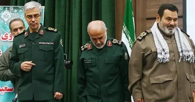  حسن فیروزآبادی (راست)، محمد باقری (چپ) و غلامعلی رشید، معاون اطلاعات و معاون عملیات قرارگاه خاتم بودند که پس از تشکیل ستاد کل نیروهای مسلح معاونان حسن فیروزآبادی شدند