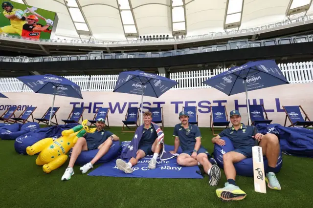 பெர்த் மைதானத்தில் ஆஸ்திரேலிய வீரர்கள்