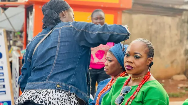 Awọn obinrin kan n ṣe ara loge nibi ayẹyẹ Ojude Oba.