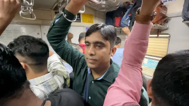 "मला सकाळी साडेसात वाजता घर सोडावं लागतं," बदलापूरचे वैभव सातपुते सांगतात. 