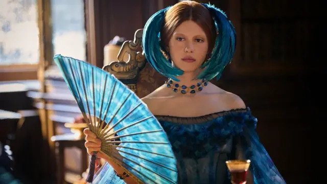 Mia Goth como Elizabeth em Frankenstein