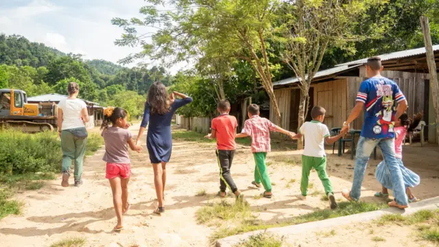 Adriana camina con unos niños durante una actividad