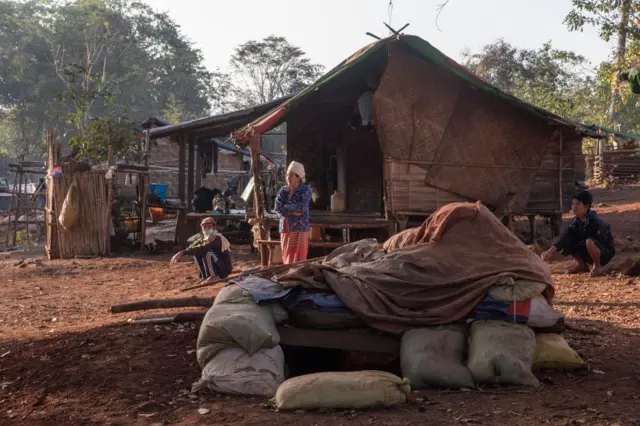 ဗုံးခိုကျင်းတူးနေရတဲ့ ကရင်နီဒေသခံတွေ