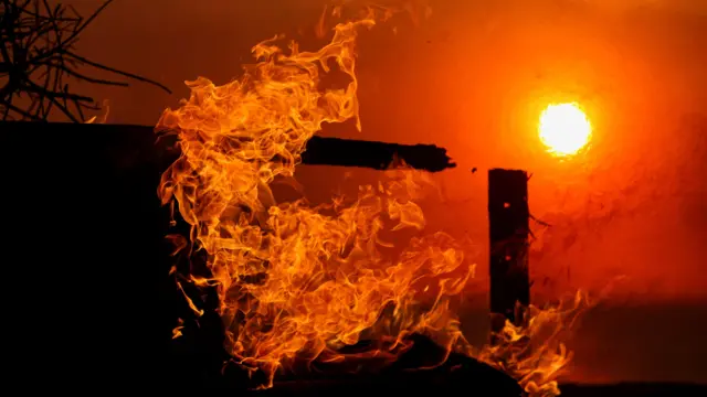 मालिबु में समुद्री तट पर बना घर भी आग में खाक हो गया