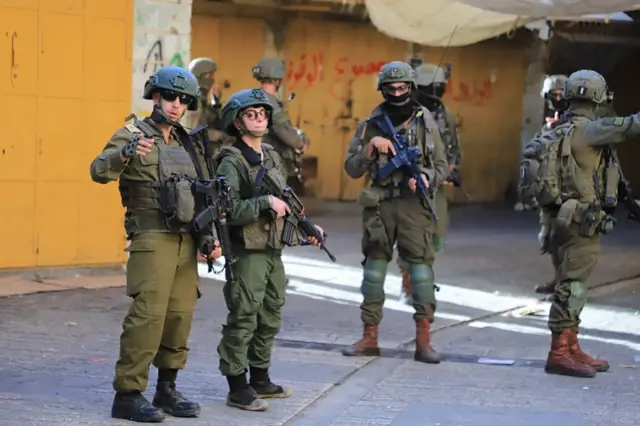 পশ্চিম তীর ও গাজার বহু জায়গায় অবৈধ দখলদারদের সহায়তা করার অভিযোগ রয়েছে ইসরায়েলি সেনাবাহিনীর বিরুদ্ধে 