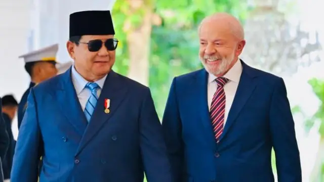 O presidente indonésio Prabowo Subianto ao lado de Luiz Inácio Lula da Silva, presidente do Brasil