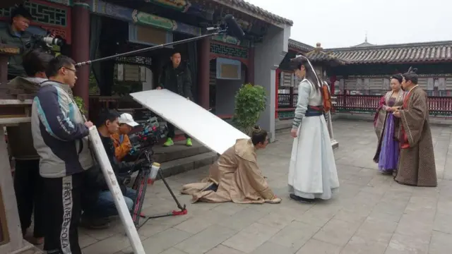 Pemandangan umum dari adegan syuting drama kostum mini daring di Hengdian World Studios (kota film dan televisi Hengdian) pada 14 Maret 2024 di Jinhua, Provinsi Zhejiang China.