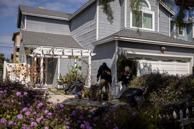 Agentes del FBI visitan una residencia junto a una casa vinculada a Cole Tomas Allen, quien fue identificado como el sospechoso en el tiroteo de la Cena de Corresponsales de la Casa Blanca, en Torrance, California, el domingo 26 de abril de 2026. (Foto de Stephen Lam/San Francisco Chronicle vía Getty Images)