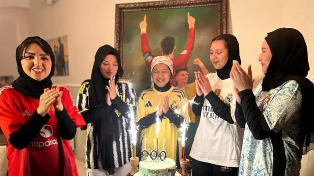 دختران مهاجر افغان در رویای دیدن کریستیانو رونالدو