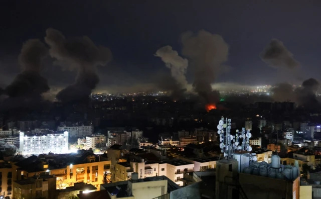 11 Mart akşamı Beyrut'taki İsrail bombardımanının geride bıraktığı görüntü. Dumanlar ve alevler kent silüeti üzerinde.