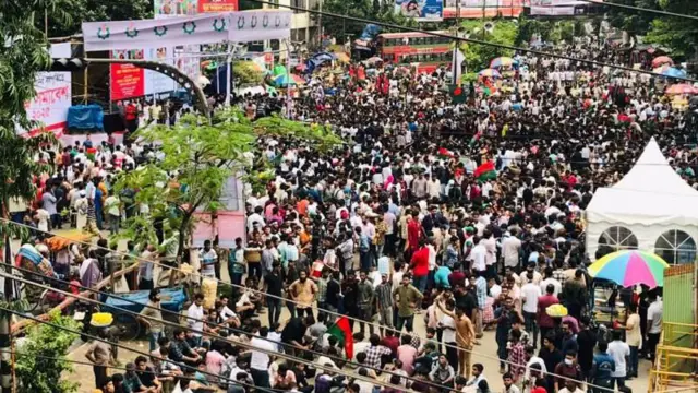 সকাল থেকেই শাহবাগে দলে দলে আসতে শুরু করেন ছাত্রদলের নেতাকর্মীরা