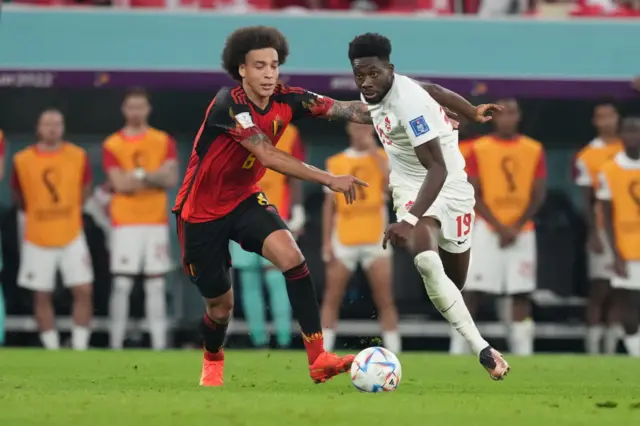 Белгиялык Аксель Витсель канадалык Альфонсо Дейвисти токтотууга аракет жасап жатат