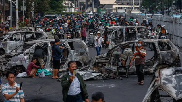 东雅加达警察总部门外马路上被示威者焚毁的汽车阵残骸(30/8/2025)