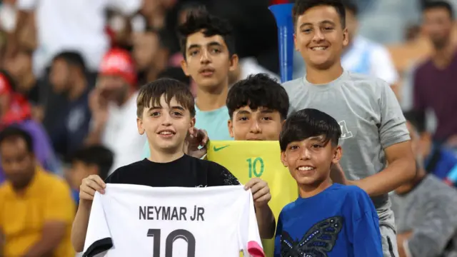 أطفال إيرانيون يحملون صورة نيمار