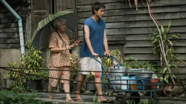 Hubungan antara M dan neneknya telah menyentuh banyak penonton film tersebut.