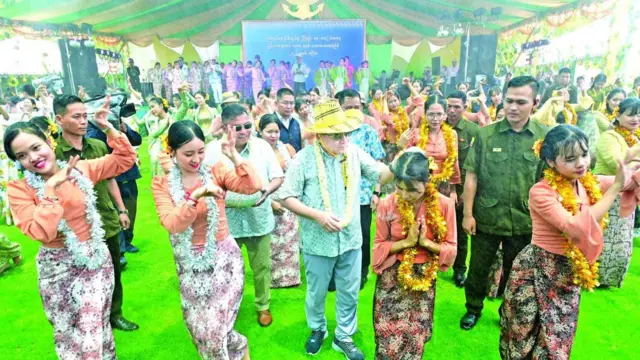 စစ်ရုံးမှာ သင်္ကြန်သွားကျတဲ့ ဦးမင်းအောင်လှိုင်