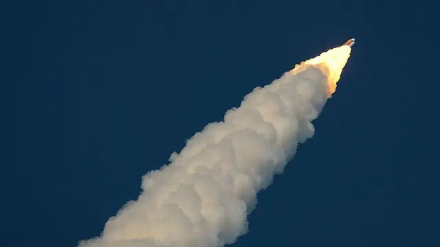 Ракета «Артемида-2» системы Space Launch System НАСА с космическим кораблем Orion на борту взлетает с стартового комплекса 39B в Космическом центре имени Кеннеди 1 апреля 2026 года в Кейп-Канаверал, штат Флорида.