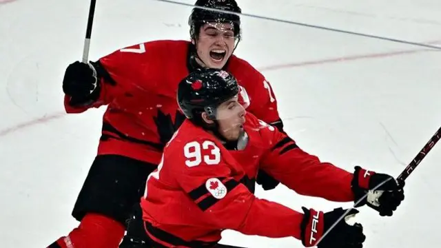 Игроки сборной Канады по хоккею Митч Марнер и Маклин Селебрини празднуют победную шайбу Марнера в матче с Чехией