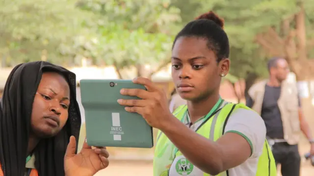 Election officer dey use BVAS during 2023 presidential election