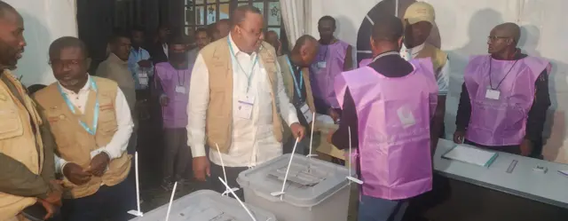 ፕረዚደንት ኬንያ ነበር ኡሁሩ ኬንያታ ንሕብረት ኣፍሪቃ ብምውካል ንመስርሕ መረጻ ንምዕዛብ ናብ ሓደ ነቚጣ ኣዲስ ኣበባ ከይዱ ነይሩ