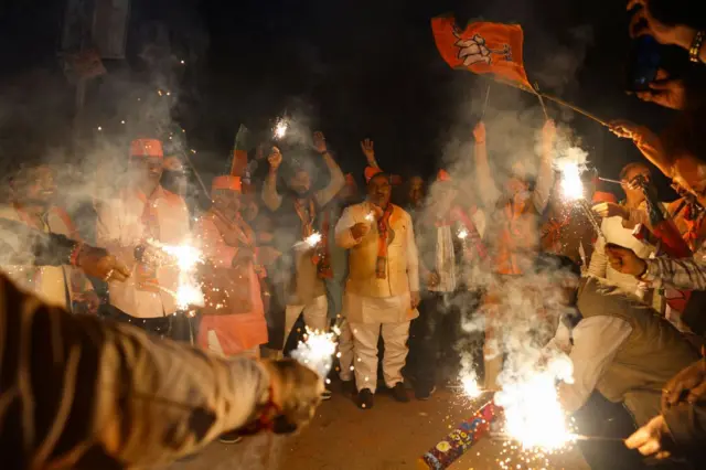 चुनाव में जीत के बाद जश्न मनाते हुए लोग