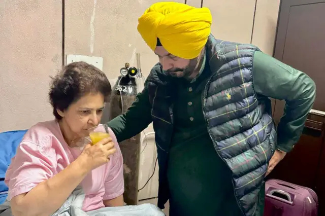 ਨਵਜੋਤ ਕੌਰ ਸਿੱਧੂ ਇਲਾਜ ਦੌਰਾਨ ਜੂਸ ਪੀ ਰਹੇ ਤੇ ਨਾਲ ਨਵਜੋਤ ਸਿੱਧੂ ਖੜ੍ਹੇ ਹਨ