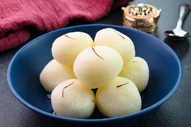 சர்க்கரை நோயாளிகள் இனிப்புகளை சாப்பிடுவதற்கு முன் மருத்துவரை கலந்தாலோசிக்க வேண்டும்.