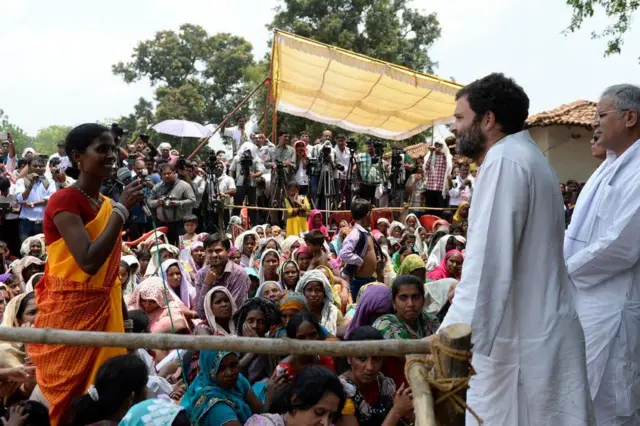 आंदोलनकारियों से बातचीत करते कांग्रेस नेता राहुल गांधी.