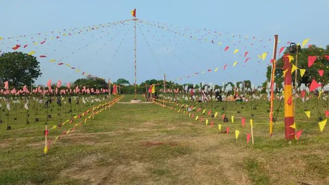 මුලතිව්හි පැවති මහවිරු සැමරුම සඳහා භූමිය සුදානම් කොට තිබු අයුරු 