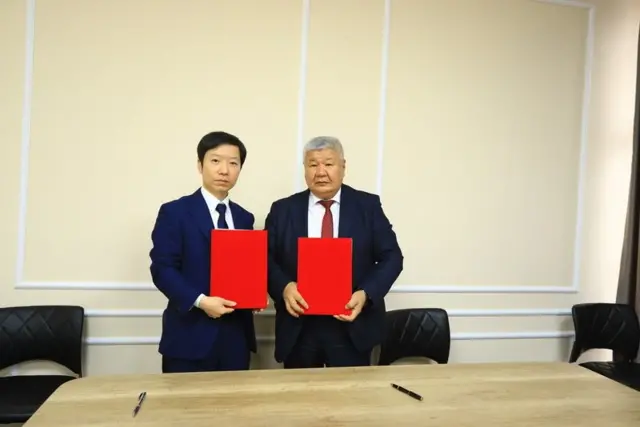 Кыргызстандын энергетика министри Т. Ибраев жапониялык “Muroo Systems Co” компаниясы менен меморандумга жана жол картасына кол коюшкан.