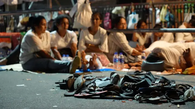 අතහැර ගිය සෙරෙප්පු ද තැන් තැන්වල විශාල වශයෙන් තිබිණි.