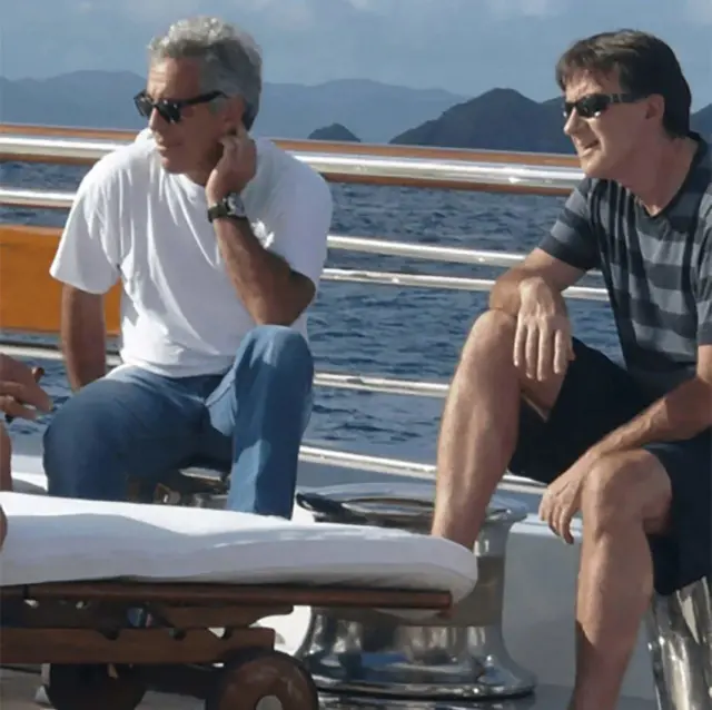 ABD Adalet Bakanlığı'nın 30 Ocak’ta yayımladığı fotoğraflardan birinde, cinsel suçlardan hüküm giymiş Jeffrey Epstein ile Peter Mandelson aynı yatta görülüyor
