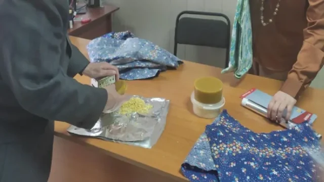 Les chercheurs jettent des éclats de cire d'abeille sur un tissu pour fabriquer les emballages