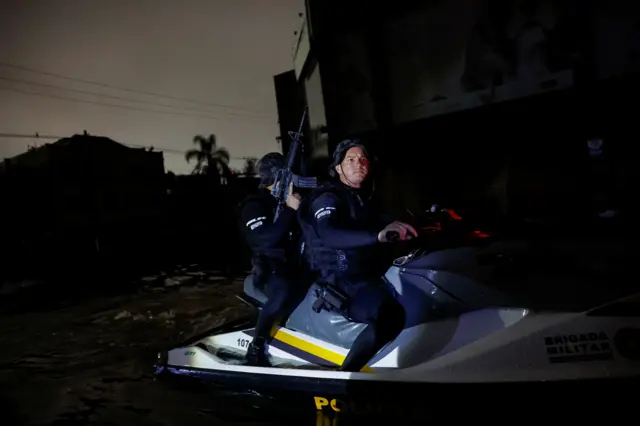 Policiais patrulham ruas cheias de água em Porto Alegre