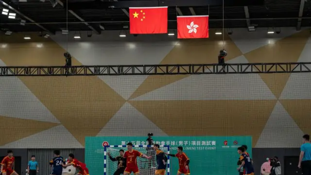 全运会男子手球测试赛在香港进行，中国国旗与特区区旗悬挂在场馆顶部