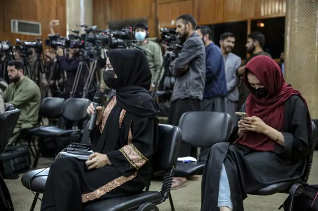 به گفته ملل متحد، وضعیت برای خبرنگاران زن دشوارتر است زیرا آن‌ها با «موانع عمیقاً تبعیض‌آمیز» از جمله محدودیت رفت‌وآمد و الزام‌های پوشش اجباری روبه‌رو هستند.
