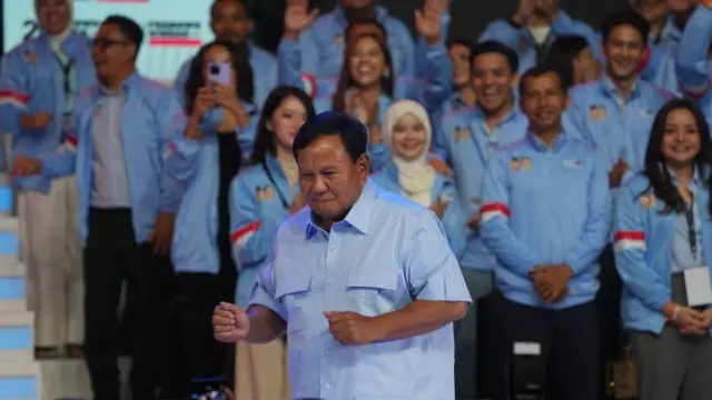 Prabowo Subianto menari saat kampanye Pilpre