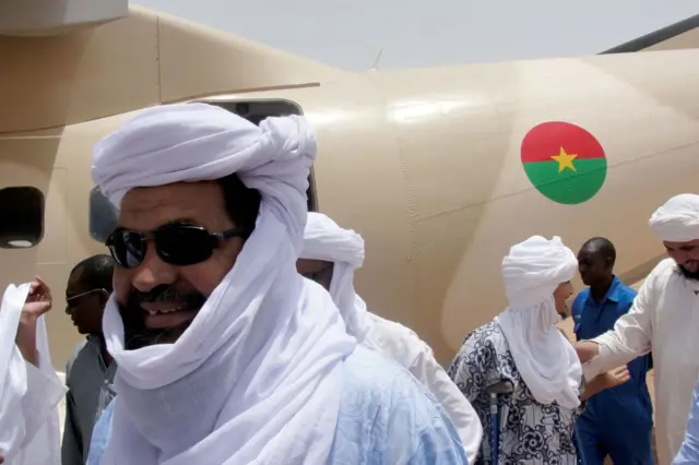 Le 7 août 2012, à l'aéroport de Kidal, dans le nord du Mali, Iyad Ag Ghaly, chef du groupe islamiste Ansar Dine, attend le ministre burkinabé des Affaires étrangères, chargé de trouver une solution à l'état d'urgence qui dure depuis vingt semaines et qui a vu les islamistes s'emparer du nord du Mali. Ghaly, partisan de l'instauration de la charia au Mali, s'est engagé le 7 août à soutenir les efforts de médiation régionale pour résoudre la crise politique dans ce pays d'Afrique de l'Ouest en proie au chaos.