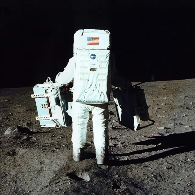 चंद्राच्या पृष्ठाभागाचा काही भाग आच्छादून टाकणाऱ्या दाट धुळीमुळे, चंद्रावर जाणाऱ्या अंतराळवीरांच्या बुटांची रचना तयार करताना एक विशिष्ट आव्हान निर्माण होतं