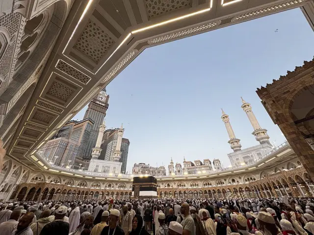 Des pèlerins musulmans accomplissent le tawaf d’adieu (Tawaf al-Wadaa), consistant à faire des circumambulations autour de la Kaaba avant de quitter la ville sainte de La Mecque, en Arabie saoudite, le 30 mai 2026.