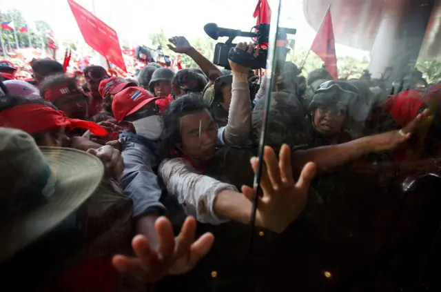 ผู้ประท้วงบุกที่ประชุมสุดยอดผู้นำอาเซียนในพัทยา