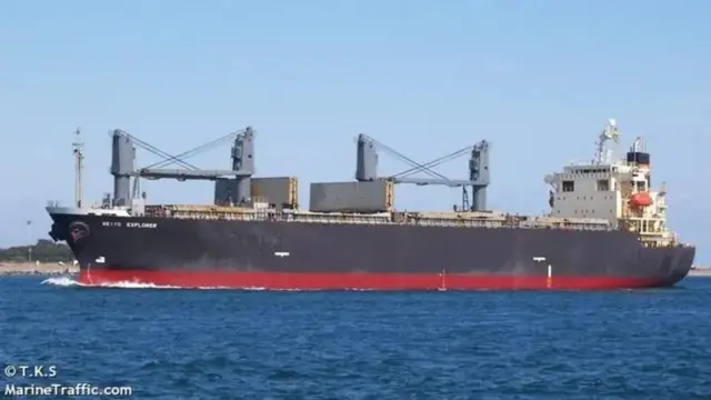 අල්ලස් කොමිසම අධිකරණයට වාර්තාවක් ඉදිරිපත් කරමින් 2021 වසරේ චීන සමාගමකින් ආනයනය කරන ලද ප්‍රමිතියට අනුකූල නොවන පොහොර නැවක් වෙනුවෙන් අත්හිටුවා තිබූ ණයවර ලිපි විවෘත කිරීමට උපදෙස් ලබා දෙමින් ඊට අදාළව ඇමෙරිකානු ඩොලර් මිලියන 6.9 ක් ගෙවීමට අනුමැතිය ලබාදීම තුළින් රජයට පාඩුවක් සිදු කළේ යයි චෝදනා කොට දූෂණය නැමැති වරද මෙම සැකකරු විසින් සිදු කර ඇති බව දැනුම් දී තිබිණි.