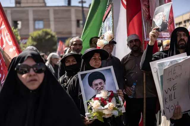 Para pelayat menghadiri pemakaman Ali Khamenei, beserta sejumlah anggota keluarganya, sebelum dia dimakamkan di Kompleks Makam Imam Reza, Mashhad, pada 9 Juli 2026.