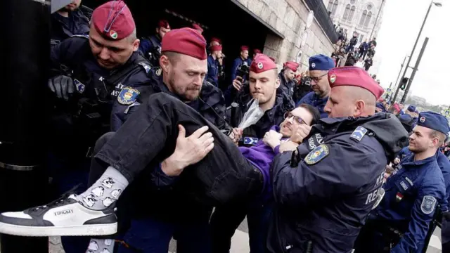 Protesto yürüyüşü engellendi, Budapeşte, Macaristan.